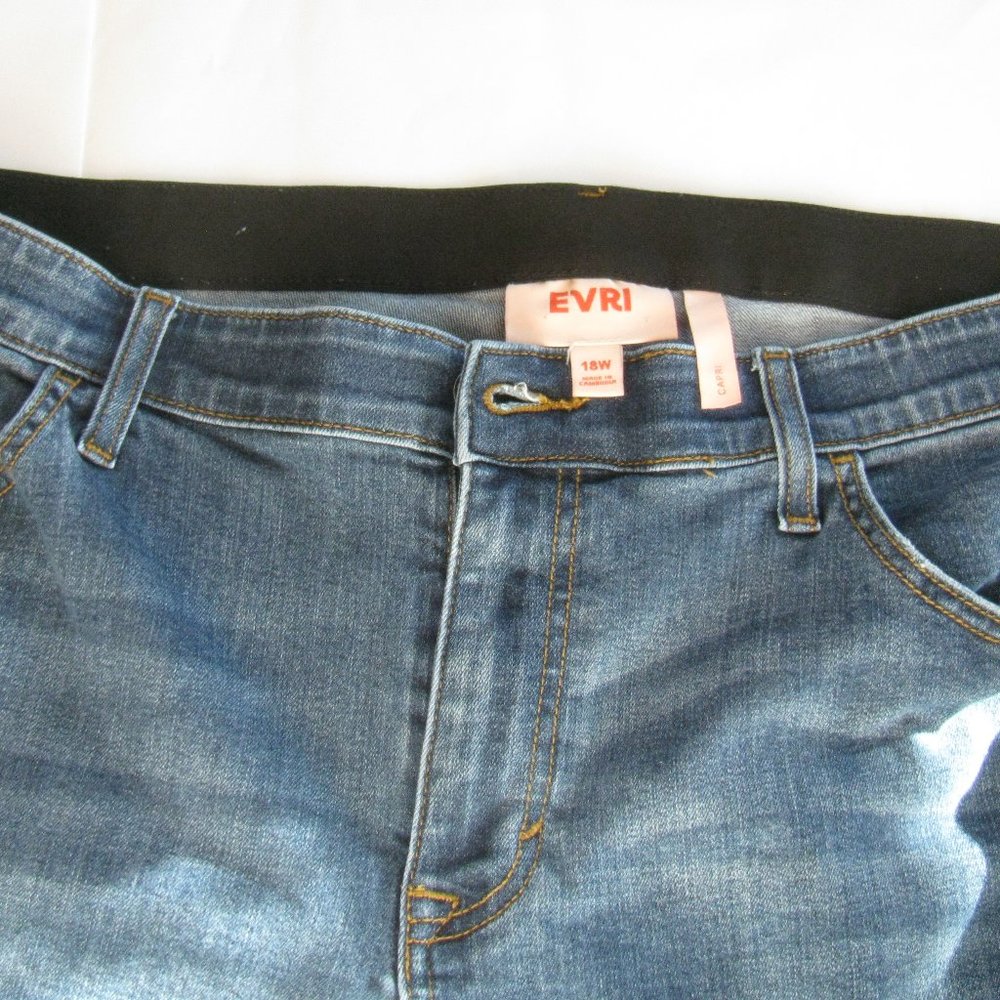 EVRI Plus Size Cuffed Capri Jeans ~18 Womens~ Rinse Wash~ Perfect Condition